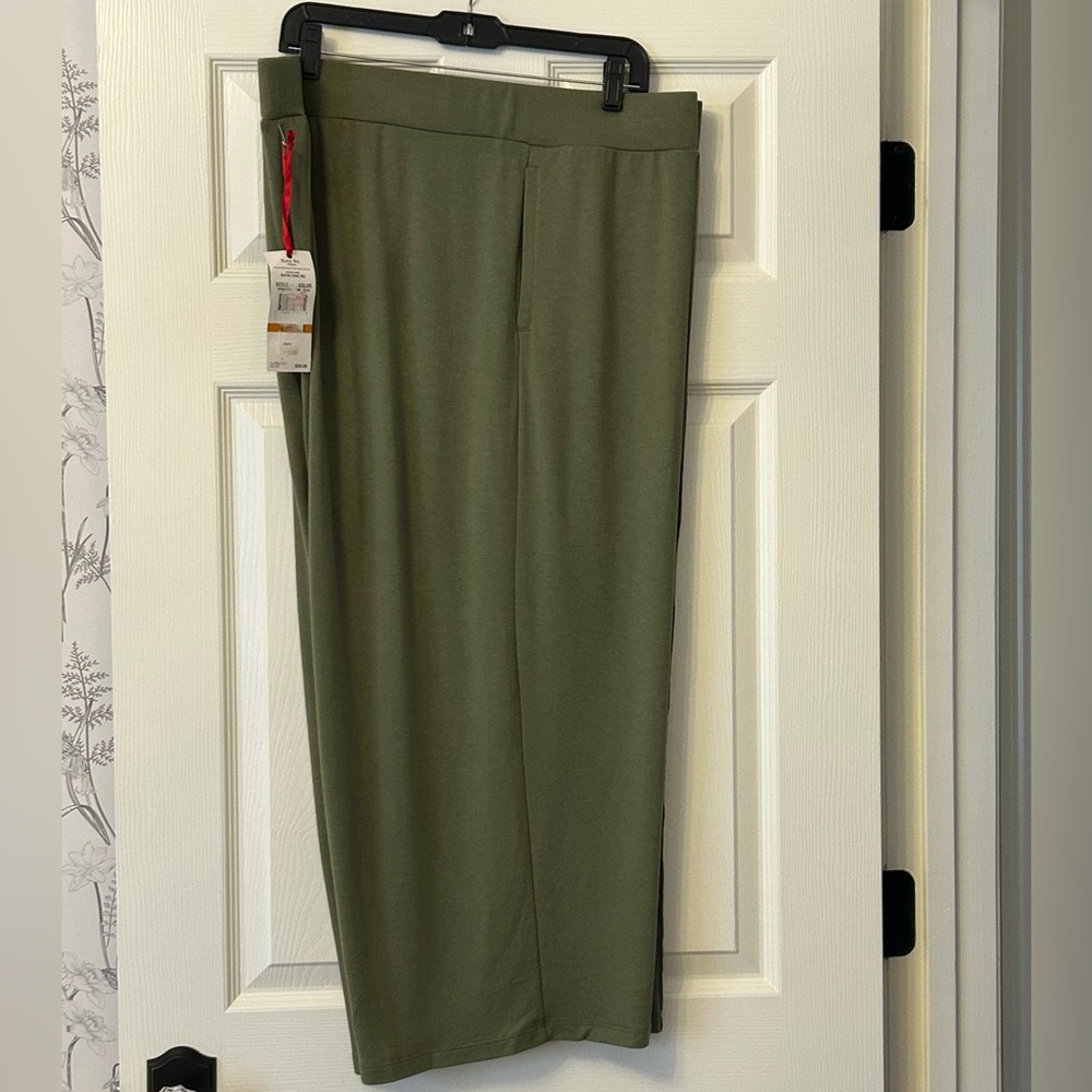 Ruby Rd Woman Olive Green woman’s cropped pull-on Pants nwt